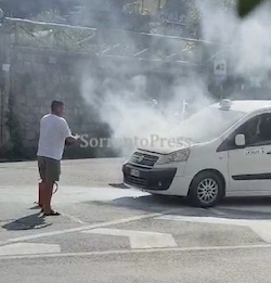 Fiamme da un taxi a Piano di Sorrento, paura per i turisti a bordo