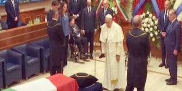 Omaggio di Papa Francesco alla camera ardente per il presidente Napolitano