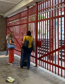 Passeggeri prigionieri nella stazione Circumvesuviana