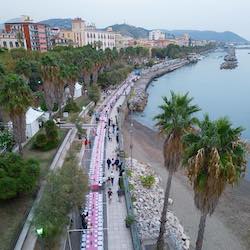 Una cena solidale per 500 persone sul lungomare di Salerno sotto la supervisione di Don Alfonso Iaccarino – video –