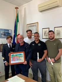 Salvarono papà e tre bimbe nel mare di Meta, premiati i bagnini