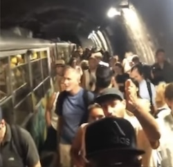 Treno bloccato in galleria sulla Napoli-Sorrento, ira di pendolari e turisti