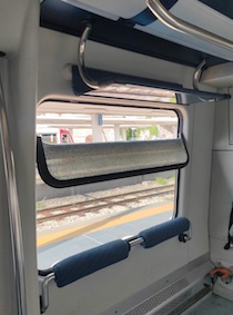 Vandali in azione sul treno Sorrento-Napoli, rotti i vetri