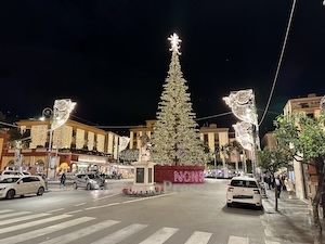 Sorrento. Acceso l’albero di Natale ricordando le vittime di violenza – foto –