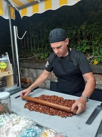 A Sorrento assaggi gratis di croccante preparato dall’ultimo caramellaio della costiera