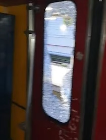 Distrutti i finestrini di un treno in partenza da Sorrento – foto –