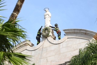 Sorrento. Oggi la posa dei fiori alla Madonna sulla chiesa di San Francesco