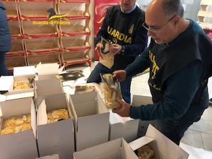 La Guardia di Finanza di Napoli dona prodotti sequestrati a 26 associazioni