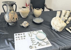 Reperti archeologici in un b&b di Vico Equense, sequestrati e consegnati alla Soprintendenza