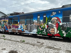 Circumvesuviana, arriva il “Treno di Natale” opera del writer Pluto