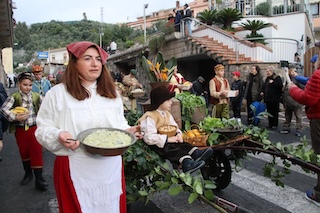 La pioggia non ferma le “Pacchianelle” di Vico Equense – video –