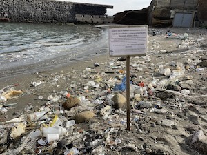 “La spiaggia della Gaiola inondata di rifiuti”, denuncia di Marevivo