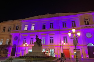 Il Palazzo municipale di Sant’Agnello si colora di viola per richiamare alla gentilezza