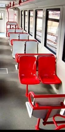 Treno della Circumvesuviana con sedile rosso contro la violenza di genere
