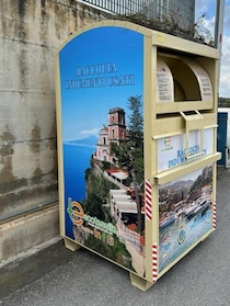 Cassonetti per gli abiti come cartoline a Vico Equense