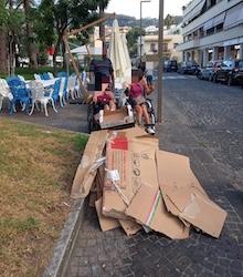 Sosta selvaggia e marciapiedi occupati, la denuncia di Sorrento senza barriere