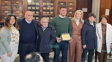 Massa Lubrense. Premiato l’ufficiale eroe di Msc che salvò turista in mare