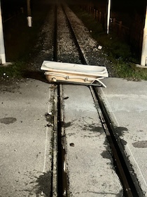 Non solo la vasca da bagno sui binari, raid a ripetizione contro i treni della Circumvesuviana