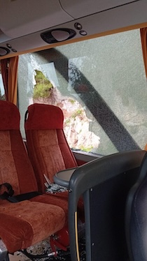 bus-danneggiato-massi-amalfitana
