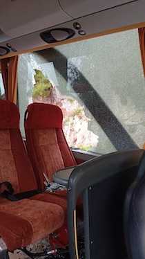 Piano di Sorrento. Massi su un bus lungo l’Amalfitana, si valuta la chiusura