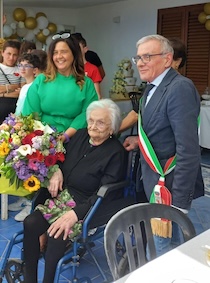 A Massa Lubrense grande festa per i 100 anni di Virginia Cacace con i suoi 8 figli, 21 nipoti e 25 pronipoti insieme a sindaco ed assessore