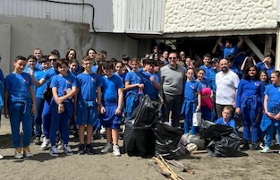 Sorrento. Gli studenti puliscono la spiaggia di Marina Grande