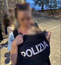 I soccorsi della polizia ai turisti del traghetto Positano-Sorrento