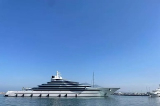 Il golfo di Napoli invaso da maxi yacht da sogno