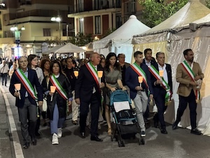 Piano di Sorrento. In centinaia alla fiaccolata per il piccolo Ethan