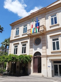 Sant’Agnello. Le bandiere della Pace e della Palestina sul Palazzo Municipale