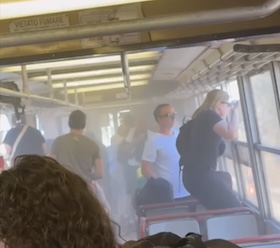 Ancora fumo sul treno Sorrento-Napoli, passeggeri a piedi