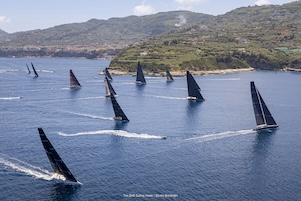 Grande vela ancora protagonista nella baia di Sorrento
