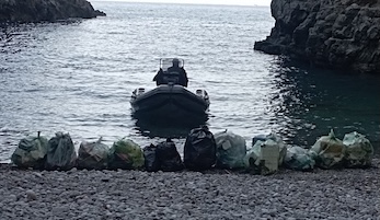 Massa Lubrense. Rimossi quintali di rifiuti da Crapolla, appello del presidente del Parco di Punta Campanella: Non lasciate spazzatura perché può tornare in mare