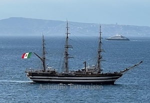Lo spettacolo della Amerigo Vespucci nella baia di Sorrento