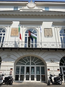 Meta. La bandiera della Palestina sul Municipio