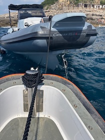 Sorrento. Gommone in avaria alla Regina Giovanna, soccorso da equipaggio “rosa” della Capitaneria – video –