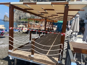Meta. Pedana abusiva in spiaggia, sequestrata dalla Capitaneria – foto –