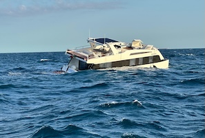 Massa Lubrense. Yacht noleggiato da turisti imbarca acqua, tutti in salvo