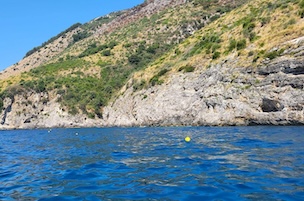 Massa Lubrense. Campo boe a Crapolla e delimitazione spiaggia del Venione