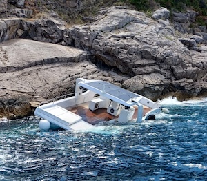 Massa Lubrense. Via al recupero del catamarano semi affondato