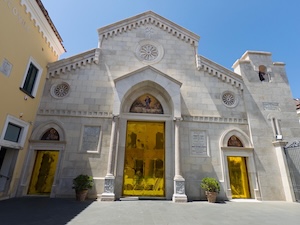Sorrento. Porte delle chiese dorate per promuovere l’accoglienza