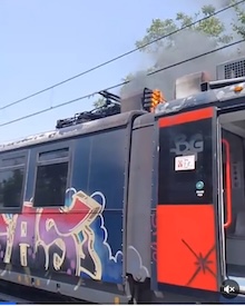 Treno Napoli-Sorrento in fiamme, viaggiatori a piedi sui binari sotto il sole