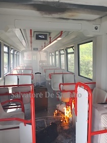 Incendio sul treno Napoli-Sorrento, fuoco e fumo anche nel vagone