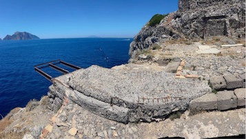 Massa Lubrense. Struttura pericolosa a Punta Campanella, stop navigazione