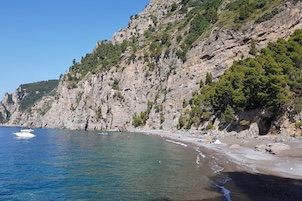 Vico Equense. Malore in spiaggia a Tordigliano, soccorso con l’elicottero