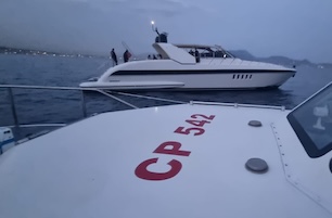 Yacht alla deriva nel golfo di Napoli con 12 persone a bordo soccorso dalla Capitaneria