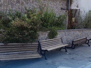 Vico Equense. Divelte le panchine appena rimesse a nuovo
