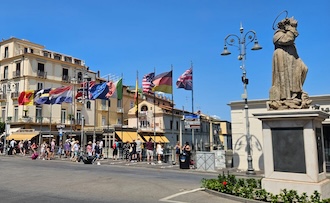 Sorrento. In piazza Tasso sventolano stracci più che bandiere