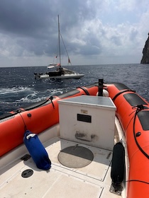 Massa Lubrense. Catamarano in balia delle onde soccorso dalla Capitaneria