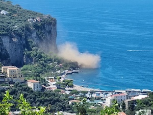 Vico Equense. Frana il costone nella zona di Seiano, nessun ferito